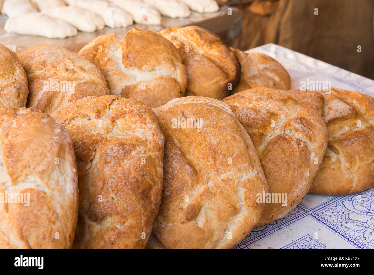 Rustikales Brot Brote auf einem Marktstand, Badajoz Stockfoto