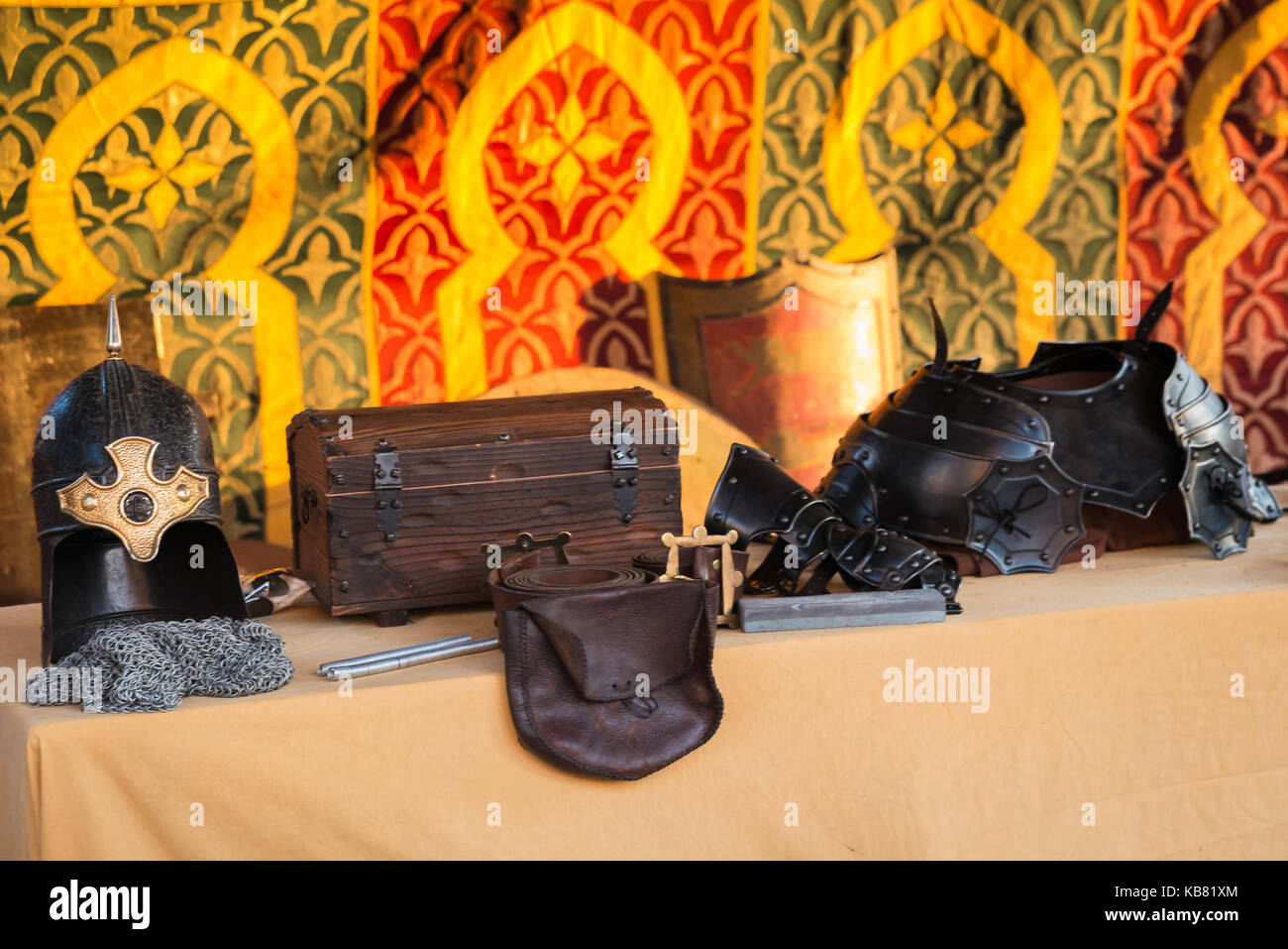 Alte Rüstung, Koffer und Tasche auf Tisch Stockfoto
