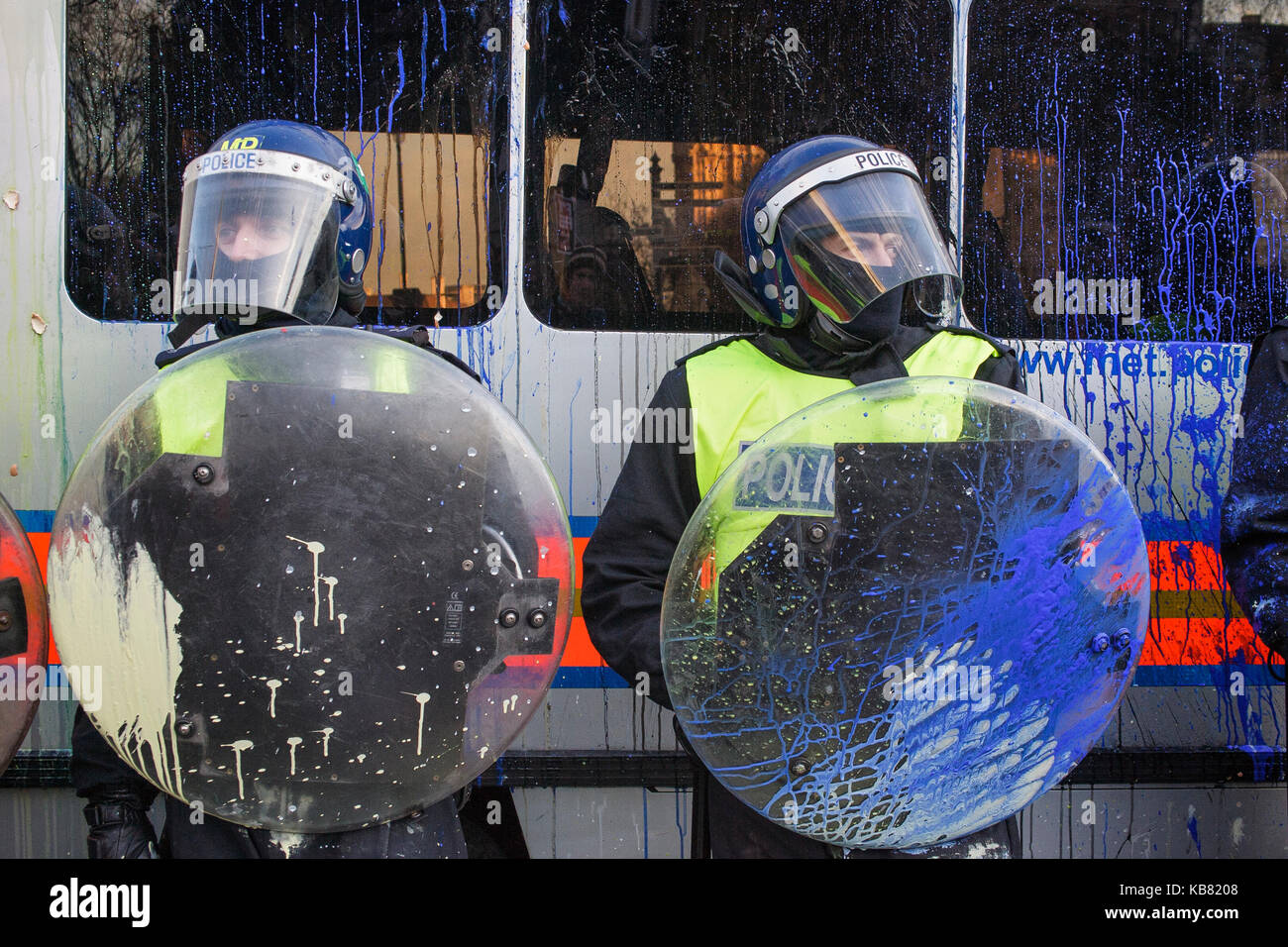 Metropolitan Polizei Offiziere mit Schilden schützen die Häuser des Parlaments während der Studentenproteste gegen Studiengebühren London 9/12/2010 Stockfoto