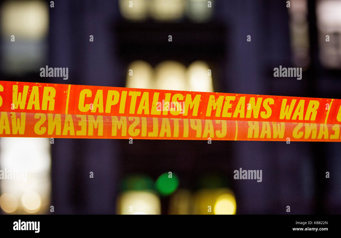 Tape Lager anti-kapitalistischen Kapitalismus Slogans sind im Parlament Platz während einer Demonstration Protest von Studenten fotografiert. London 9/12/2010 Stockfoto