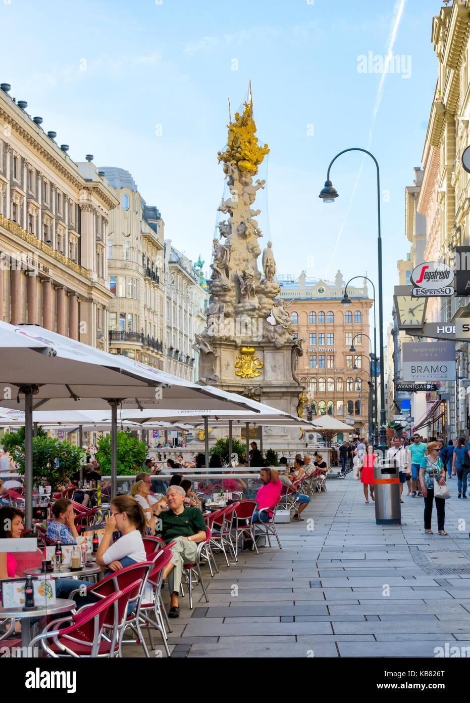 WIEN, ÖSTERREICH - AUGUST 28: Menschen in einem Restaurant in der Fußgängerzone von Wien, Österreich am 28. August 2017. Foto mit Blick auf die Barockpest Stockfoto