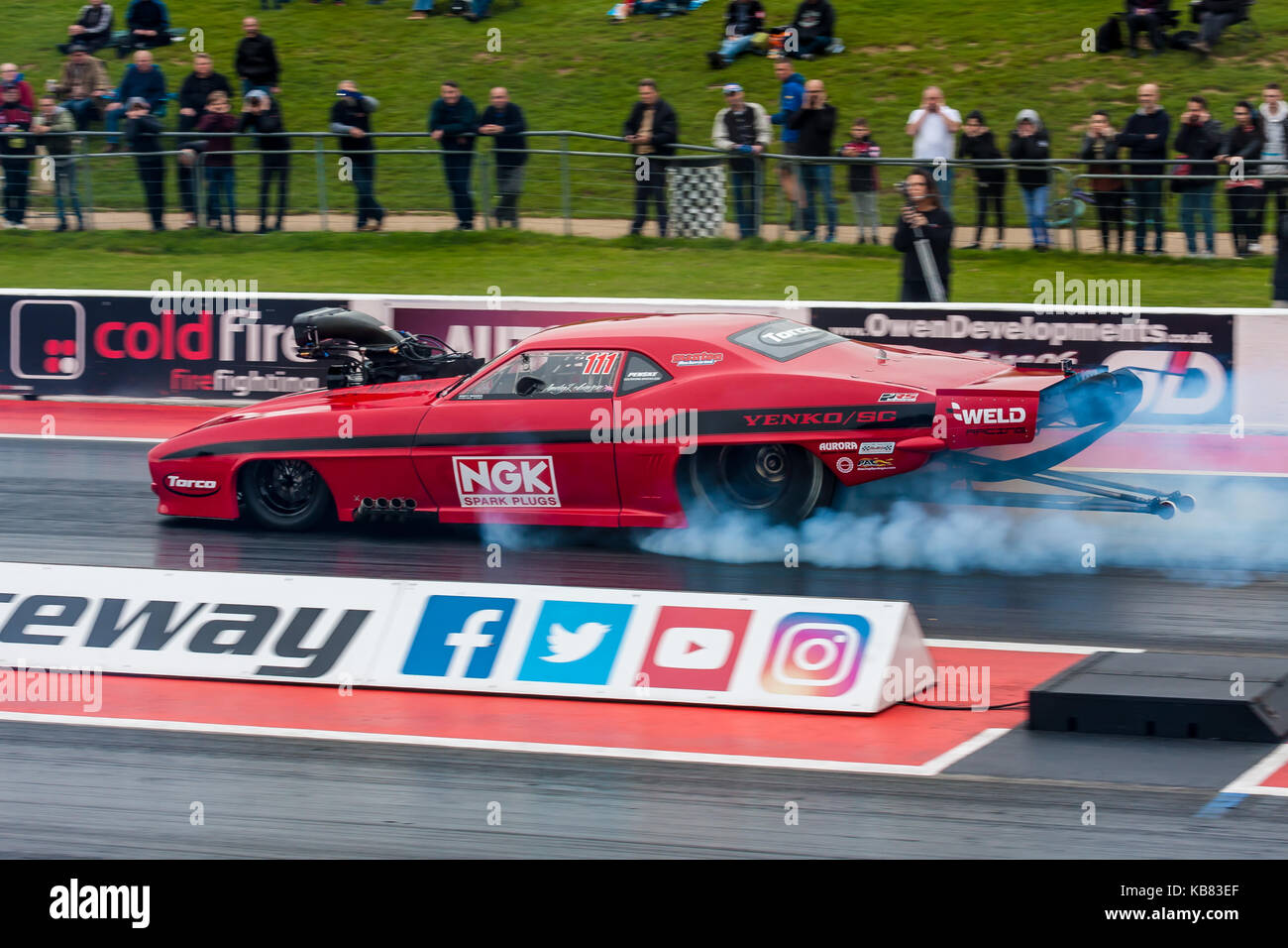 Drag Racing Autos an den Angehörigen 2017 Santa Pod konkurrieren Stockfoto