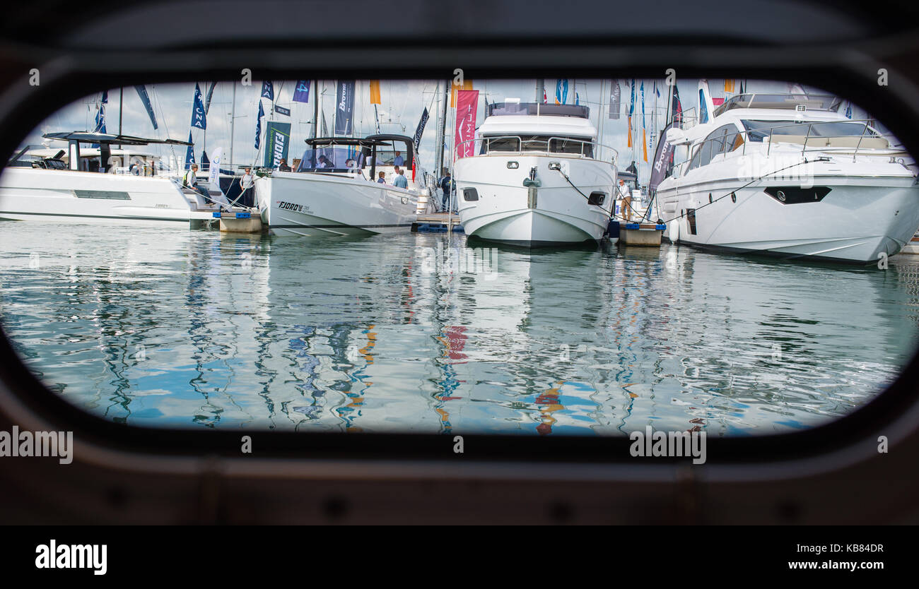 Boote, Yachten Bullauge an der Southampton Boat Show 2017 Stockfoto