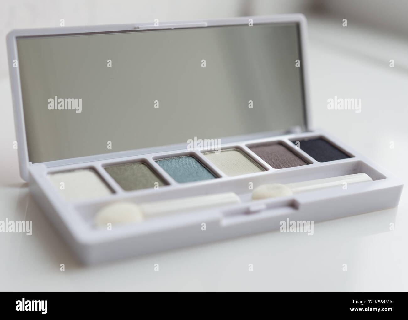 Sechs Farben Lidschatten Palette mit Spiegel Stockfoto