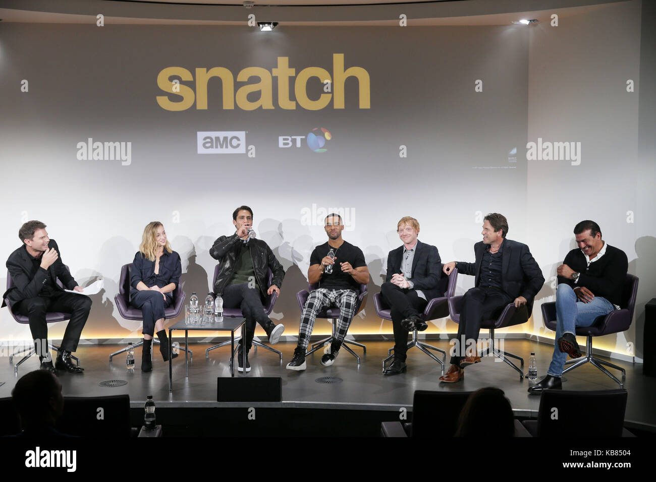 (2. von links nach rechts) Phoebe Dynevor, Luke Pasqualino, Lucien Laviscount, Rupert Grint, Dougray Scott und Tamer Hassan, während eine Frage- und Antwortrunde, nachdem Sie den goldenen Teppich Premiere von Schnappen, eine neue TV-Show auf den Guy Ritchie Film gleichen Namens, in dem BT Tower in London besucht. Stockfoto