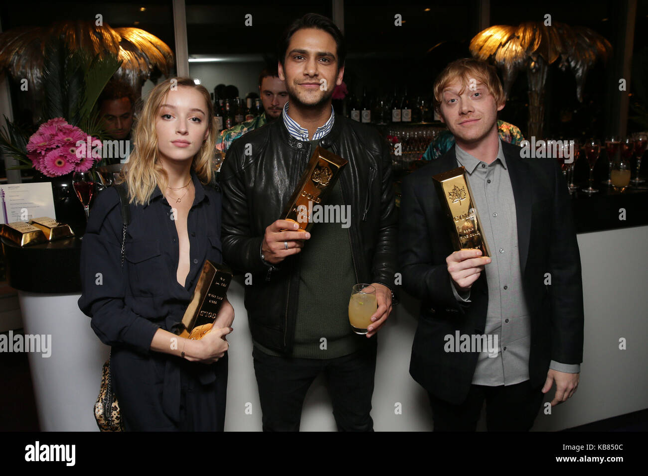 (Nach rechts) Phoebe Dynevor, Luke Pasqualino und Rupert Grint in der Bar gelassen, nachdem Sie den goldenen Teppich Premiere von Schnappen, eine neue TV-Show auf den Guy Ritchie Film gleichen Namens, in dem BT Tower in London besucht. Stockfoto