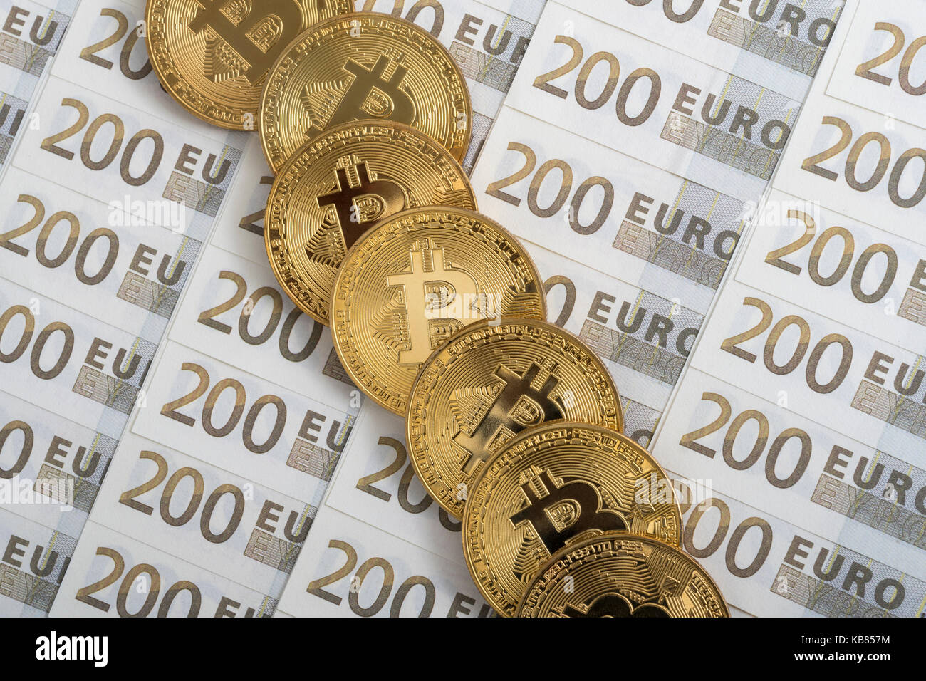 Goldbitcoin auf 200 Euro Banknote. Für den europäischen digitalen  Binnenmarkt, Bitcoin-Euro-Wechselkurs, EU-E-Commerce, EU-Bitcoin-Verordnung,  Bitcoin-Anstieg Stockfotografie - Alamy