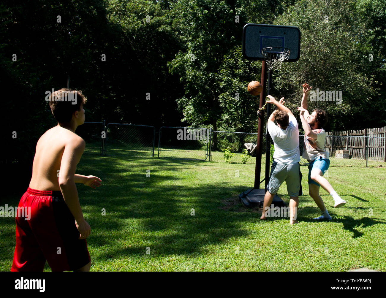 Brüder Basketball spielen Stockfoto