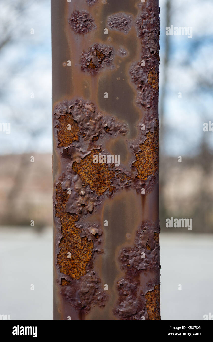 Detail aus verrostetem Metall Post mit Farbe Blasenbildung oder Abschälen. Stockfoto