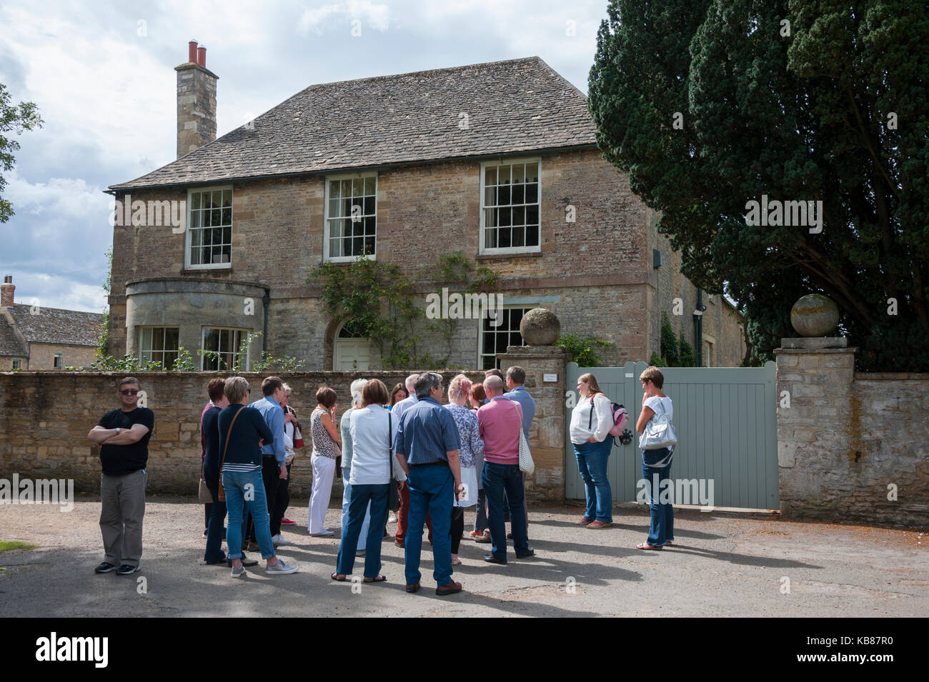 Touristen auf einem Rundgang im Bampton, Oxfordshire, einen Standort für Szenen im TV-Programm Downton Abbey, außerhalb Churchgate House Stockfoto