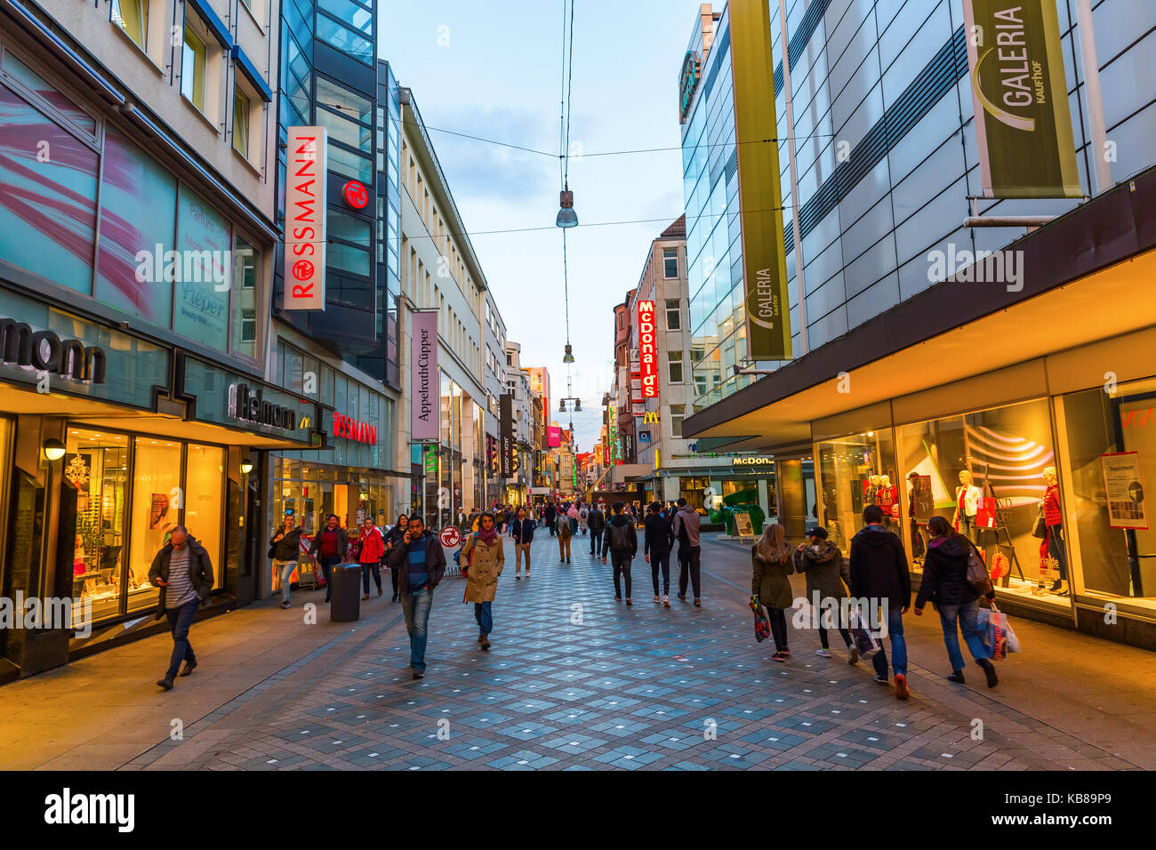 Dortmund, Deutschland - 15. September 2017: Einkaufsstraße mit nicht identifizierten Personen in Dortmund, 8. größte Stadt in Deutschland und administrative, commerci Stockfoto