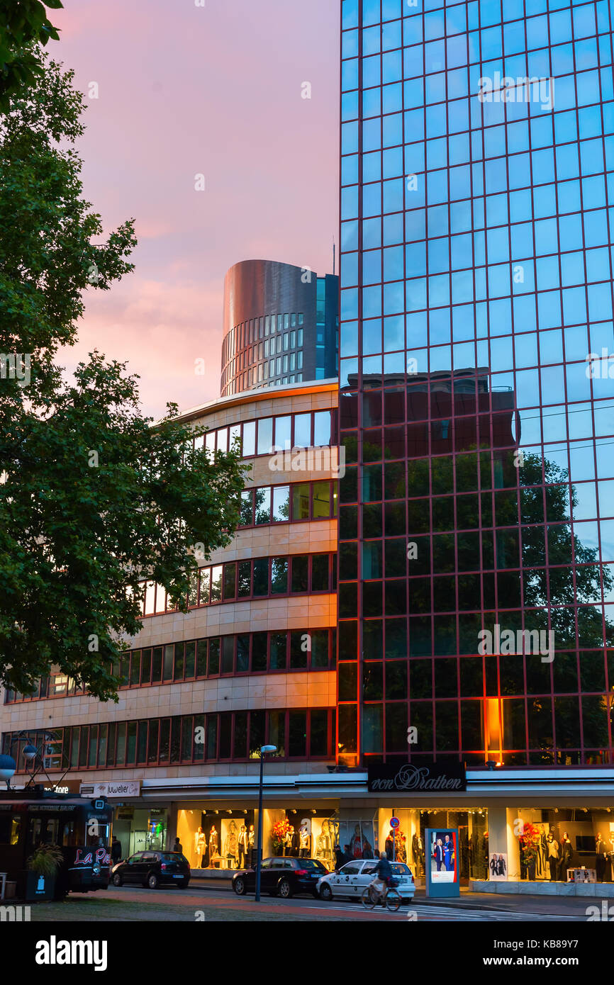 Dortmund, Deutschland - 15. September 2017: Office Tower in der Dämmerung in der Stadt Dortmund, der 8. größte Stadt Deutschlands und die administrative, commerci Stockfoto