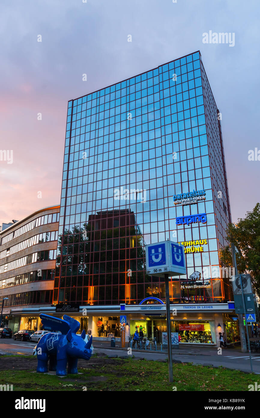 Dortmund, Deutschland - 15. September 2017: Office Tower in der Dämmerung in der Stadt Dortmund, der 8. größte Stadt Deutschlands und die administrative, commerci Stockfoto