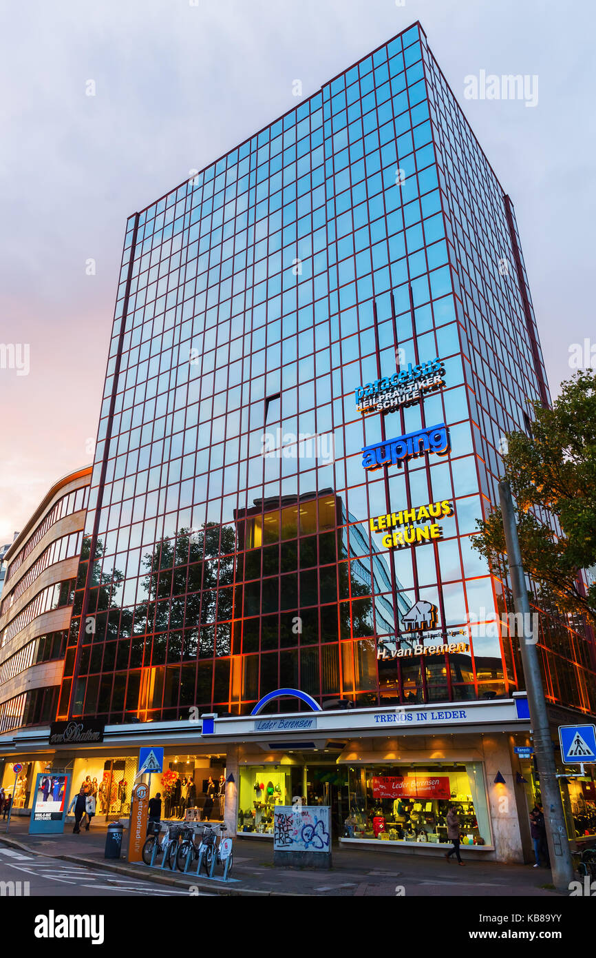 Dortmund, Deutschland - 15. September 2017: Office Tower in der Dämmerung in der Stadt Dortmund, der 8. größte Stadt Deutschlands und die administrative, commerci Stockfoto