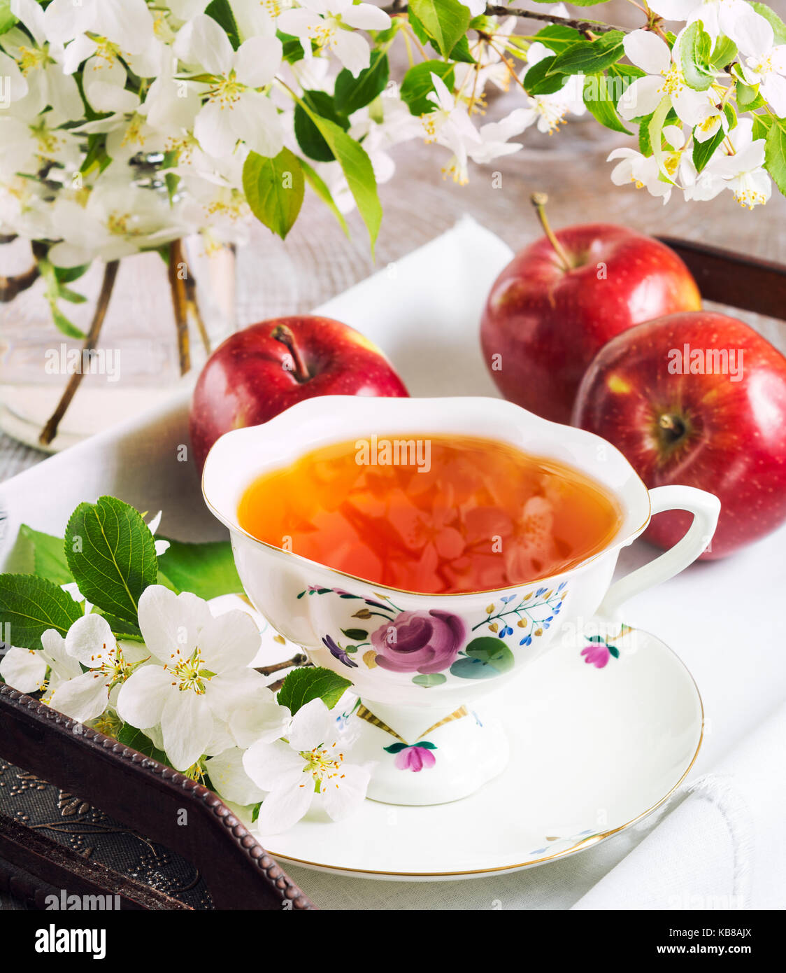 Tasse Tee auf Holztisch und Apple Blossom auf Vintage steht für: Fach Tea time Konzept. Stockfoto