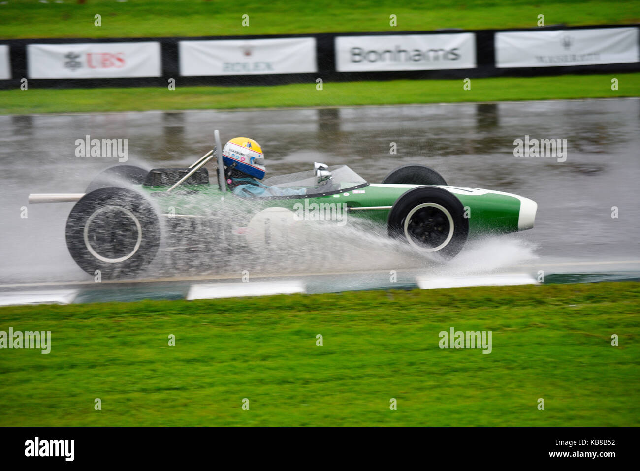 1964 Brabham Climax BT11 im Besitz und gefahren von Charles Nearburg in der Glover Trophy beim Goodwood Revival 2017 im Regen Stockfoto