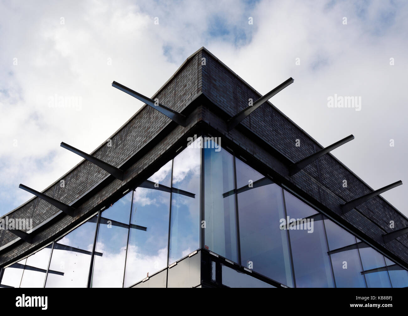 Edelstahl Ausleger Halterungen bereit für Sicherheitsglas über Vorhang Wand an der neuen Handels- und Freizeitentwicklung in Bury lancashire vereinigtes Königreich Stockfoto