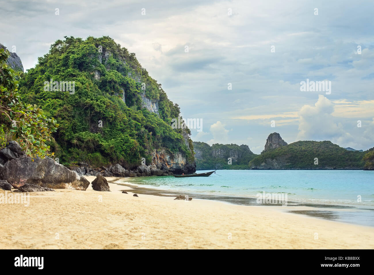 Tropischen Strand mit Felsen an einem Sommertag. Ferienhäuser Konzept Stockfoto