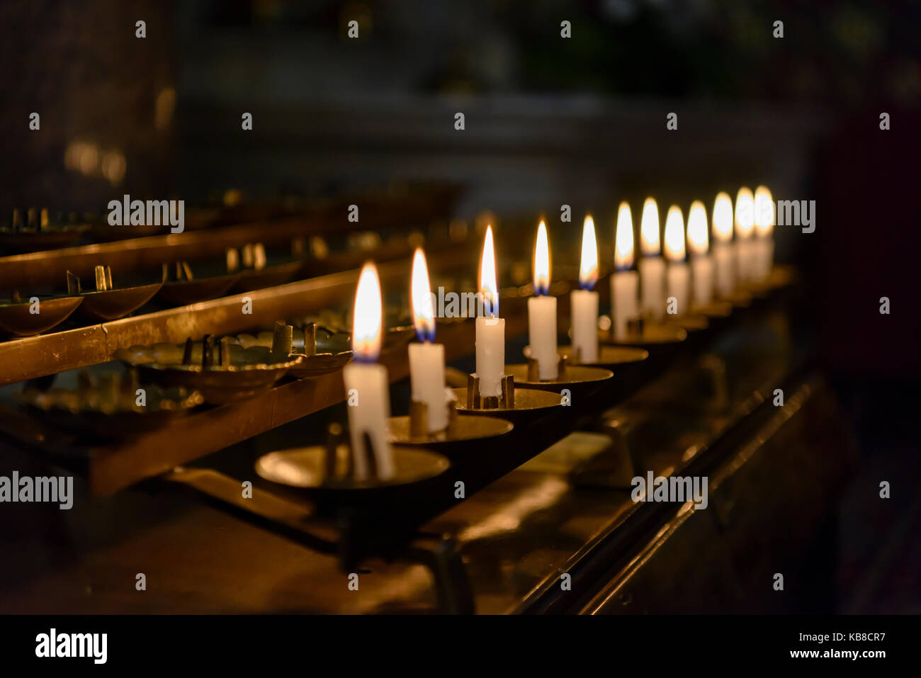 Kerzen in der Kirche St. Peter's Church, Drogheda, Irland Stockfoto