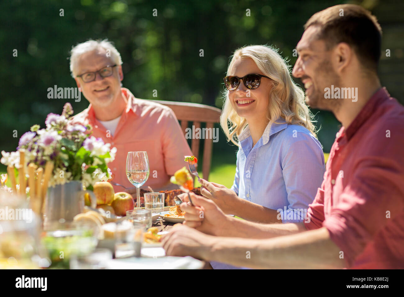 Happy Family Dinner oder Sommer Garden Party Stockfoto