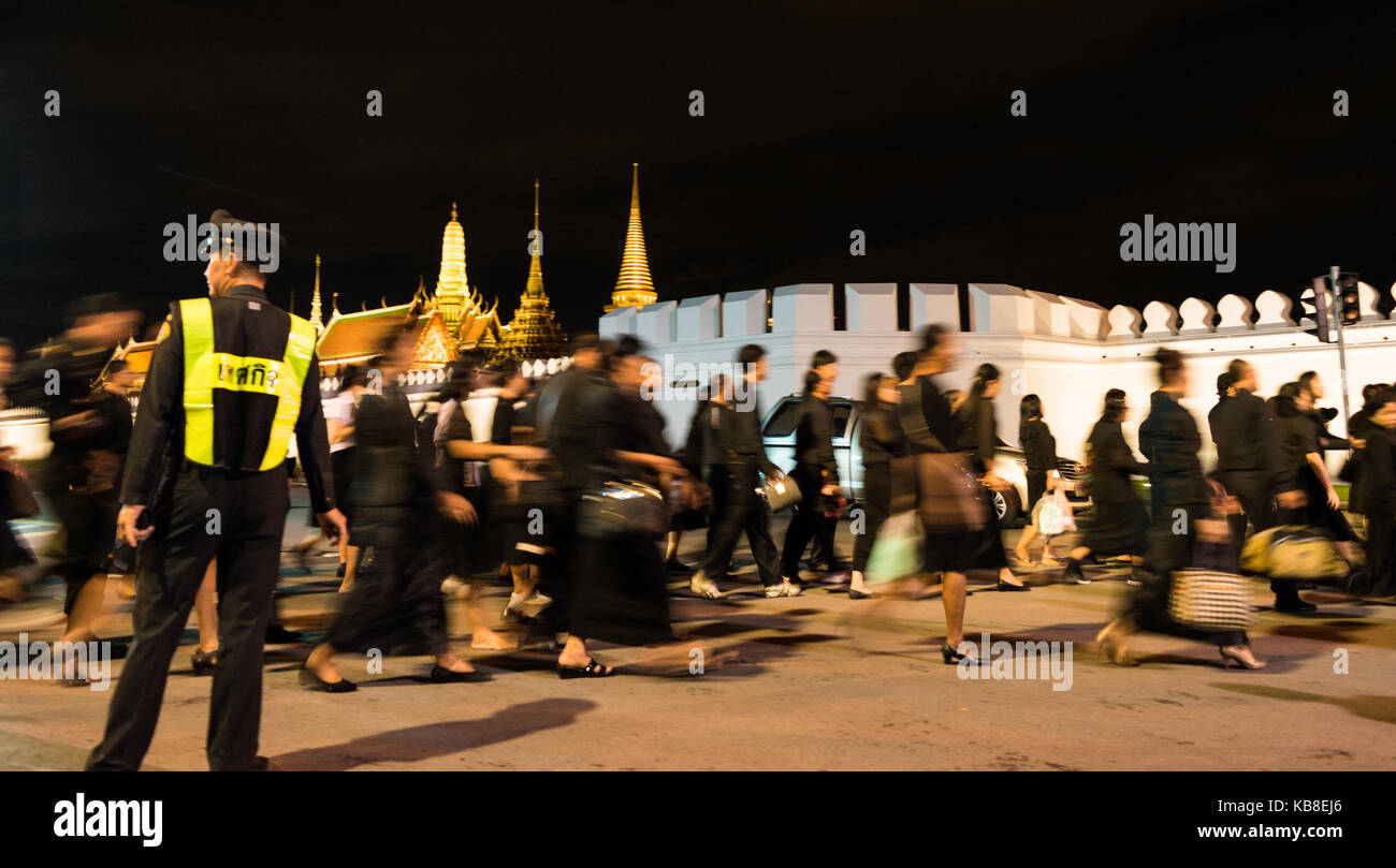 Thai Leute kommen zum Grand Palace, wobei der Bezug auf den verstorbenen König Bhumibol Adulyadej in der Nacht nach draussen mehr als 7 Stunden. Stockfoto
