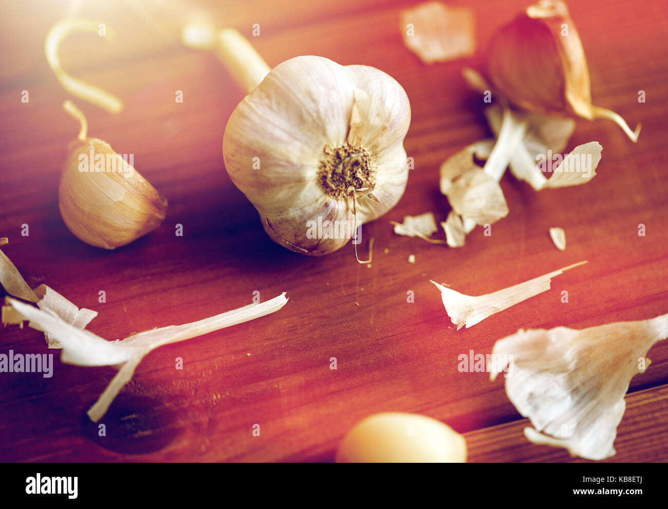 Nahaufnahme der Knoblauch auf hölzernen Tisch Stockfoto