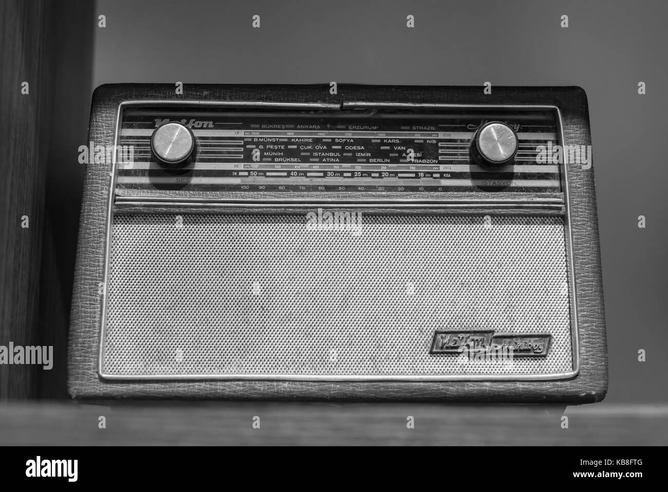 Sirince, Izmir, Türkei - September 08, 2016: Vintage Radio auf Fensterbank Stockfoto
