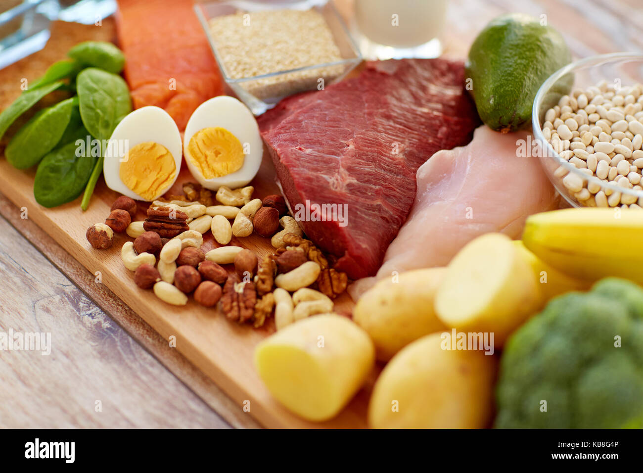natürliches Protein Essen auf Tisch Stockfoto