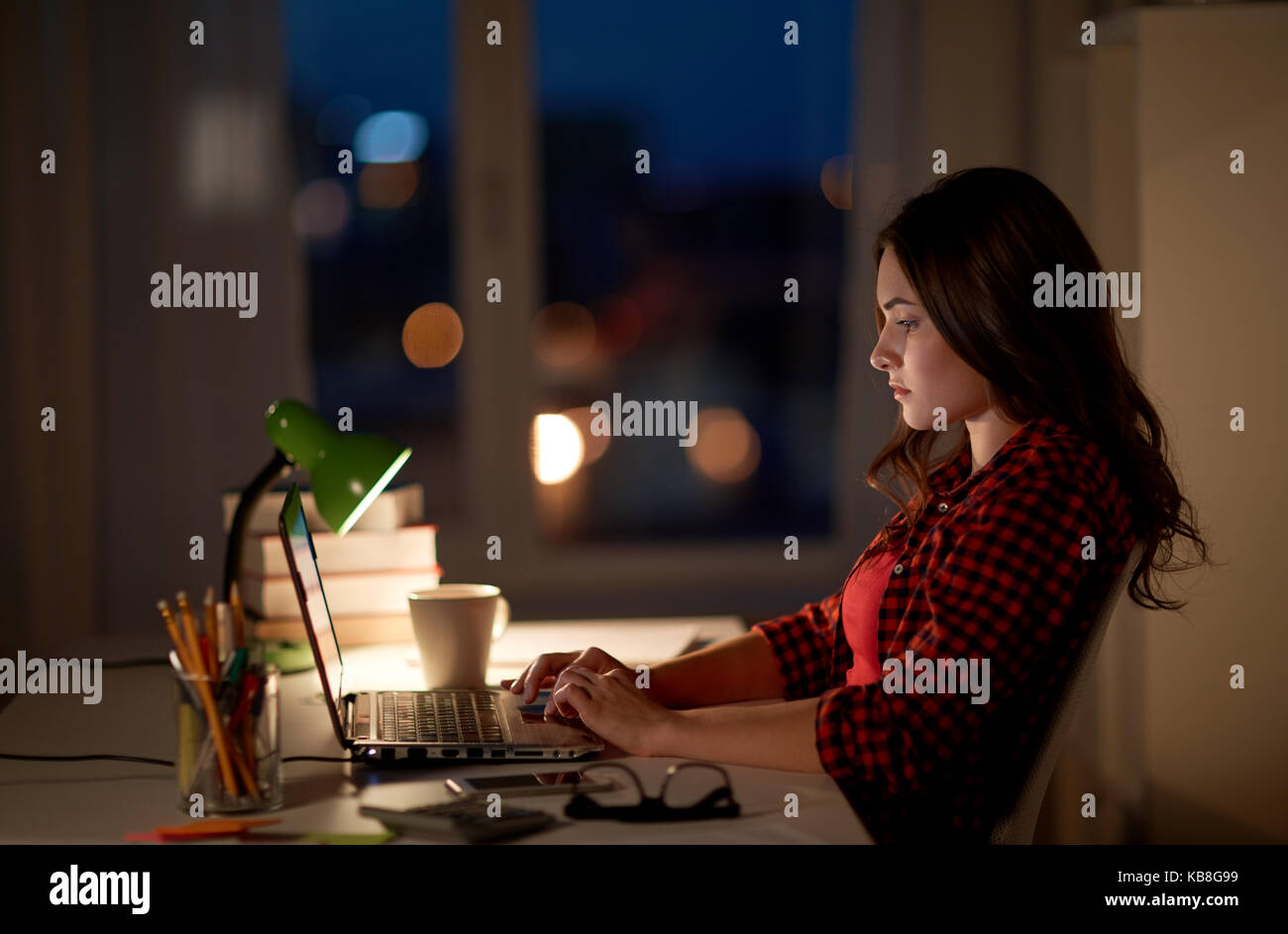 Student oder Frau Tippen auf Laptop in der Nacht home Stockfoto