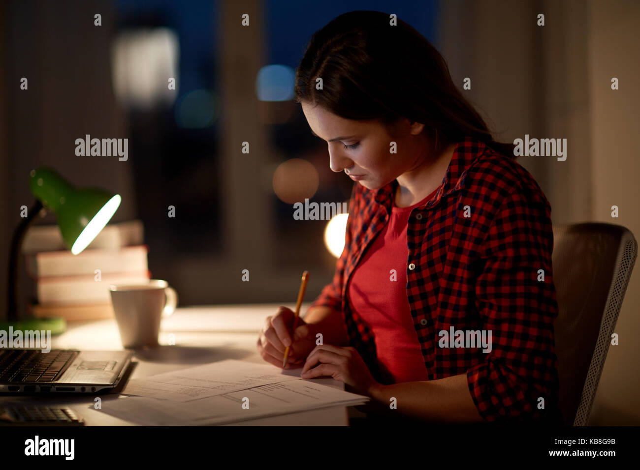 Schüler Mädchen mit Laptop und Notebook zu Hause Stockfoto