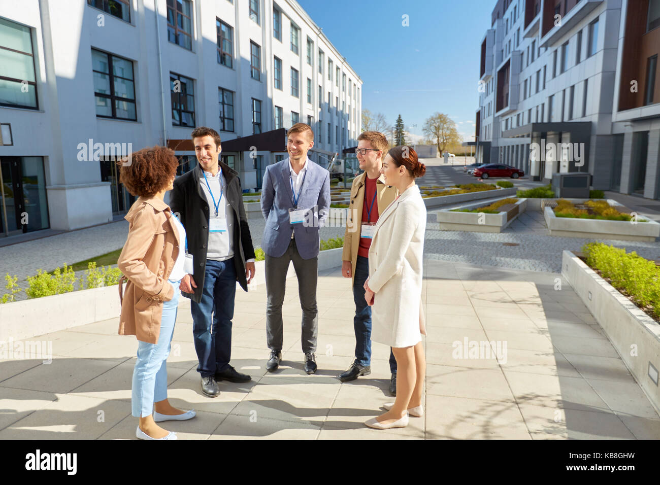 Business-Team mit Konferenz-Badges in Stadt Stockfoto