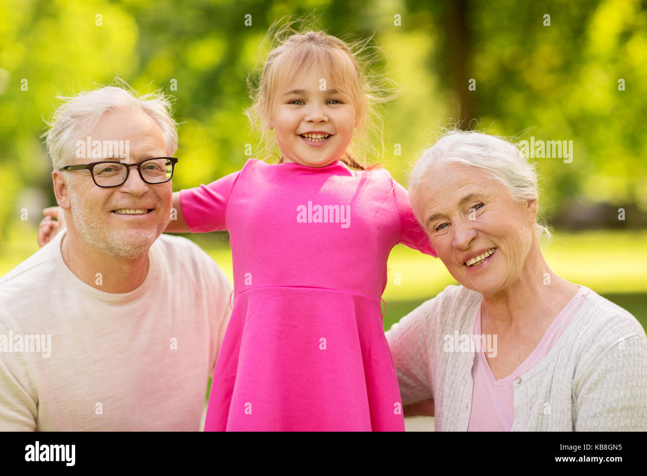 Senior Großeltern und Enkelin im Park Stockfoto