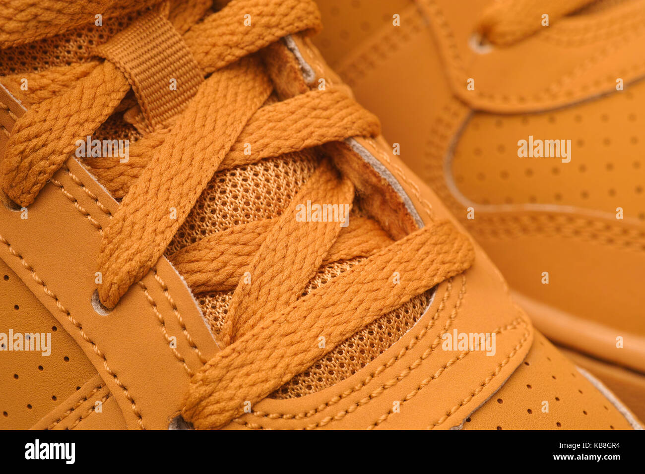 Braun Sport Schuhe in der Nähe auf. Stockfoto
