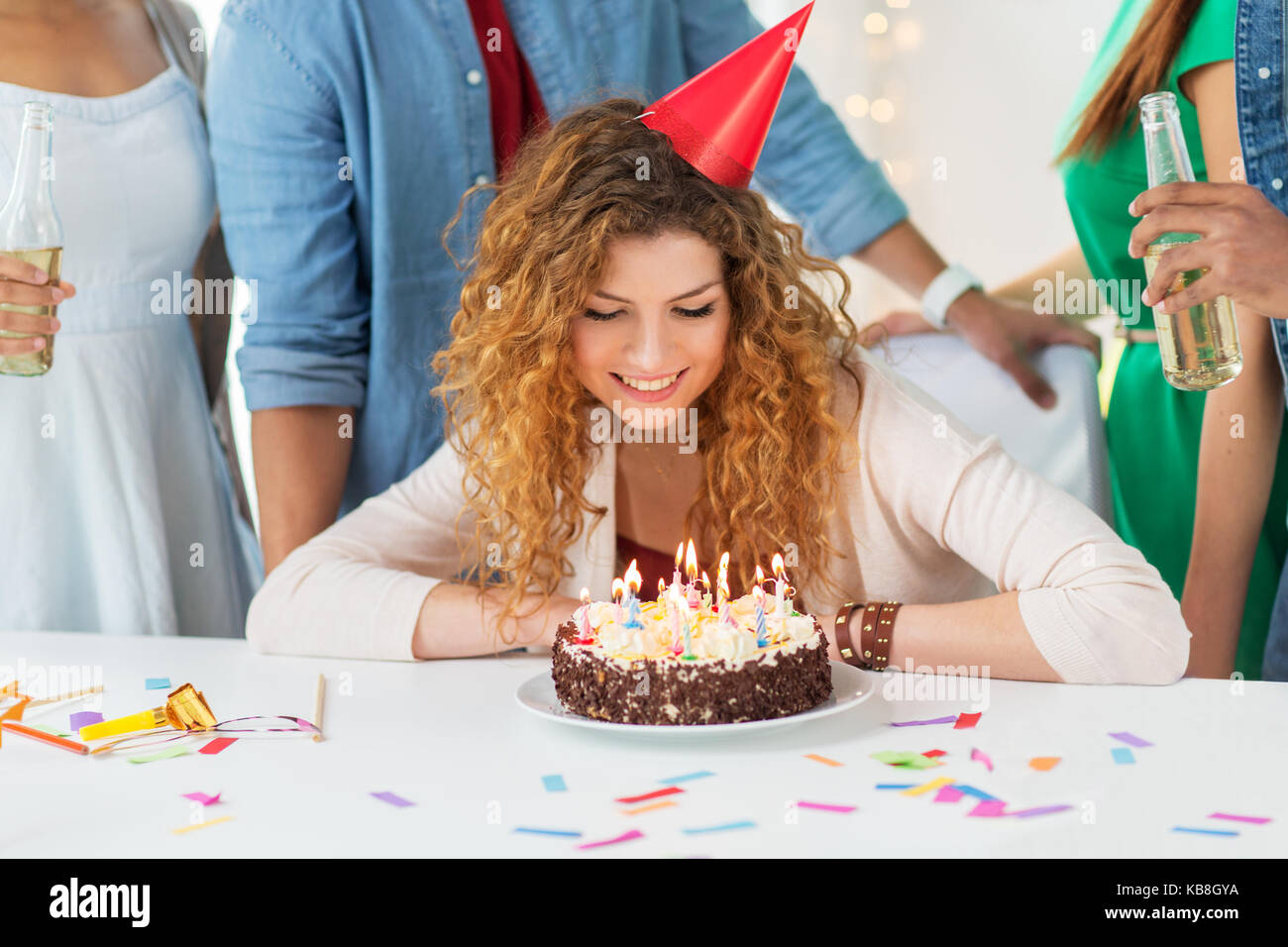 Glückliche Frau mit Geburtstag Kuchen in Home Party Stockfoto