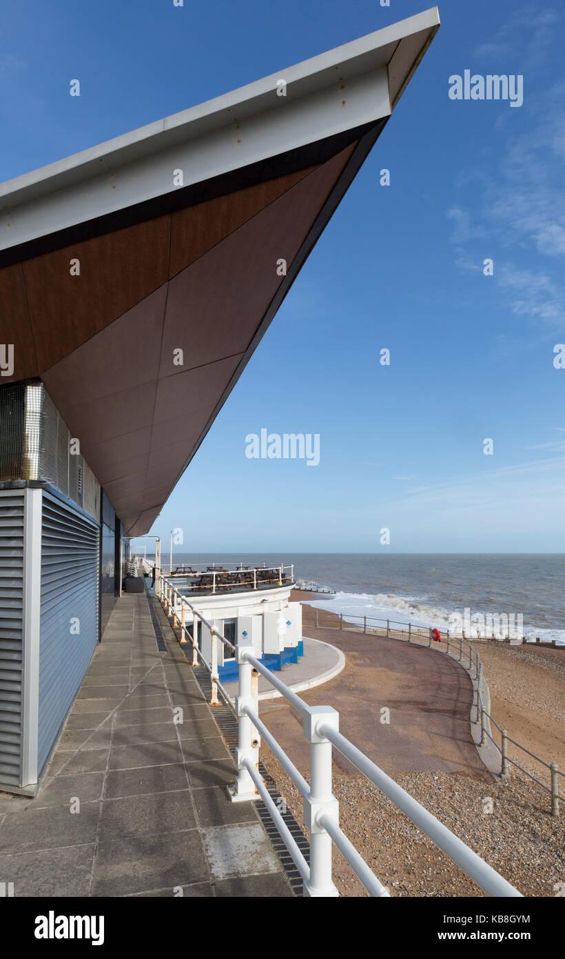 Modernes Cafe, an der Küste von Hastings Stockfoto