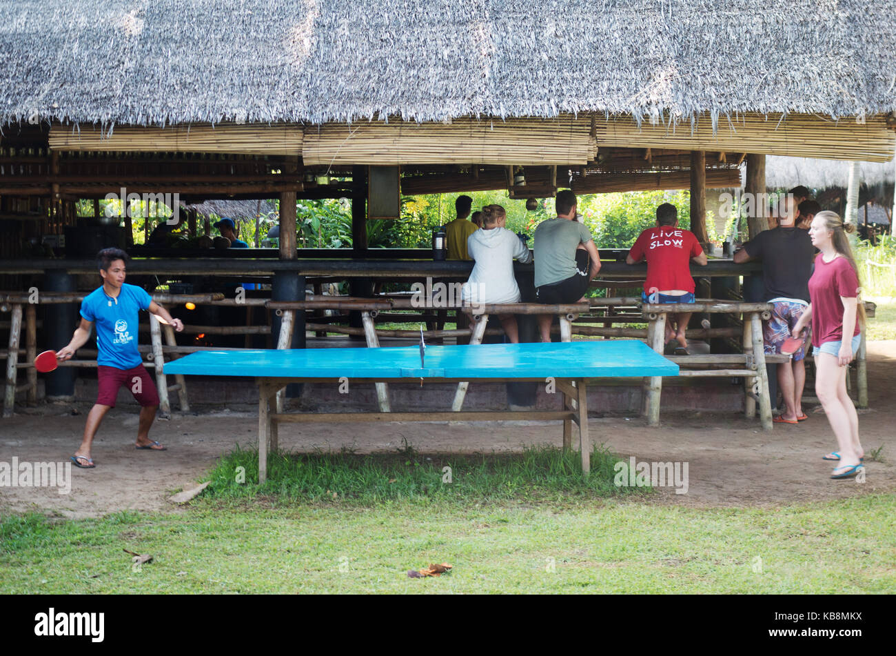 Philippinen Urlaub - westliche Touristen spielen Tischtennis, im Tao Farm Camp, El Nido, Palawan, Philippinen Asien Stockfoto