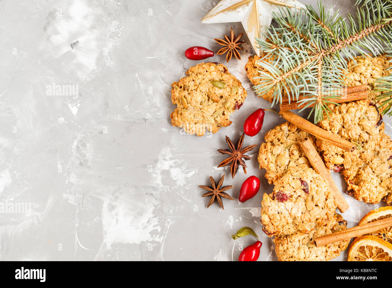 Weihnachtsdekoration, hausgemachte Kekse und neue Jahr Symbole Stockfoto