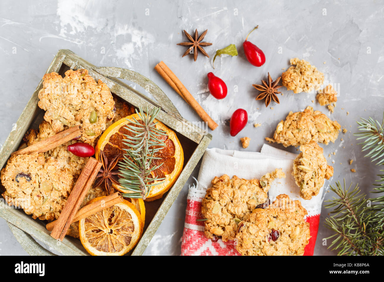 Weihnachtsdekoration, hausgemachte Kekse und neue Jahr Symbole Stockfoto