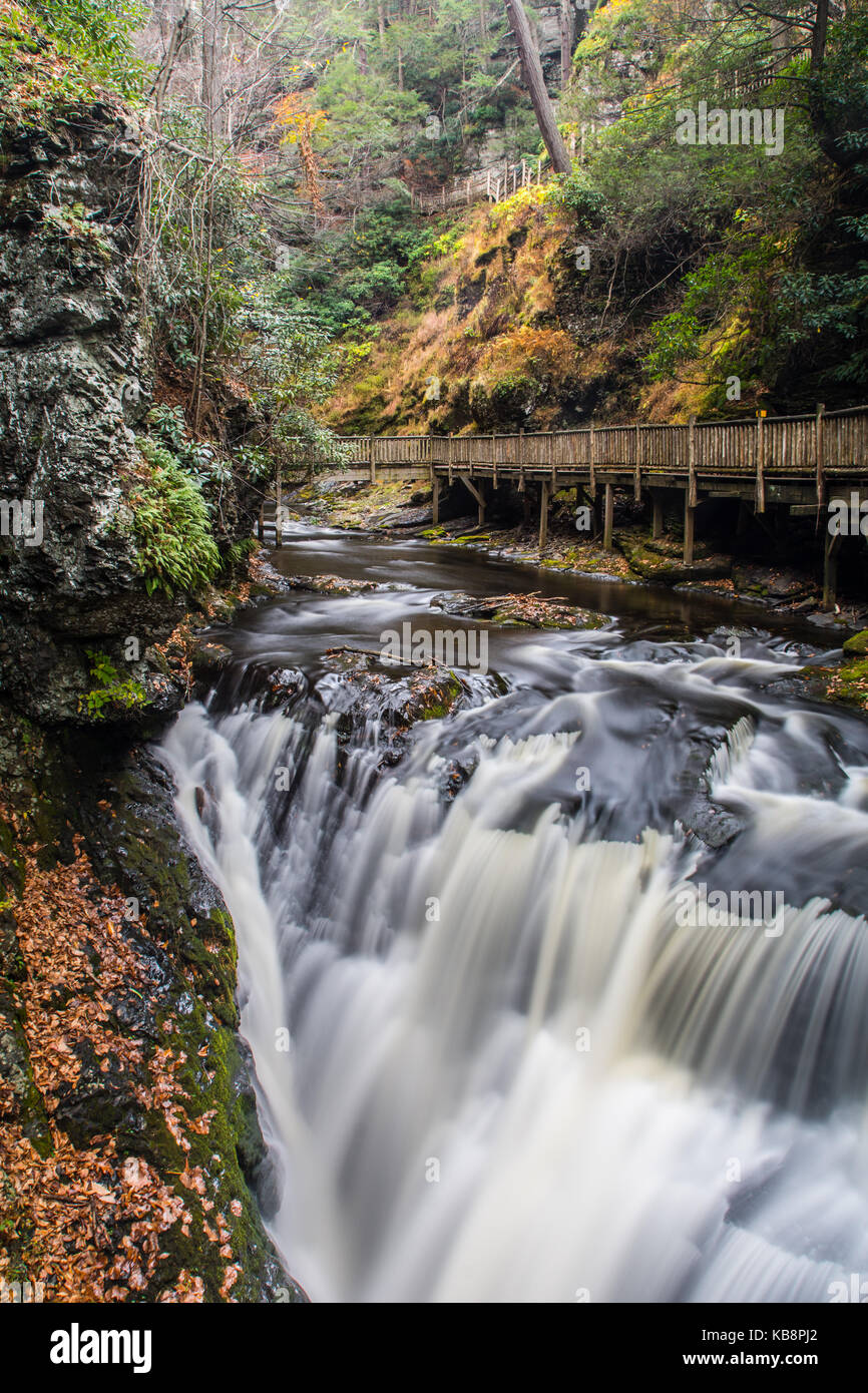 Wasserfall im Herbst Stockfoto