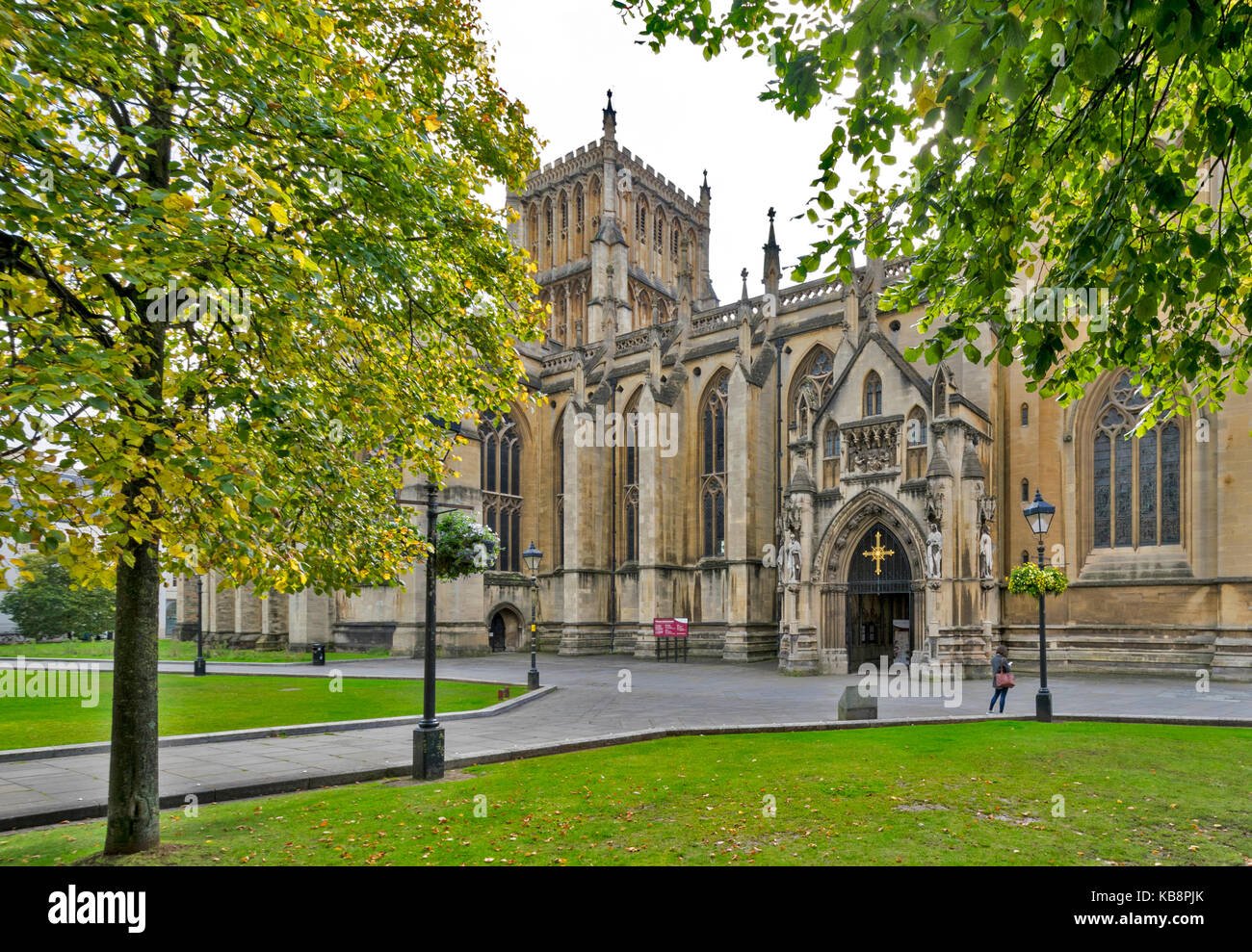 BRISTOL ENGLAND CITY CENTRE COLLEGE GREEN KATHEDRALE VON BRISTOL EINGANG mit Bäumen Stockfoto