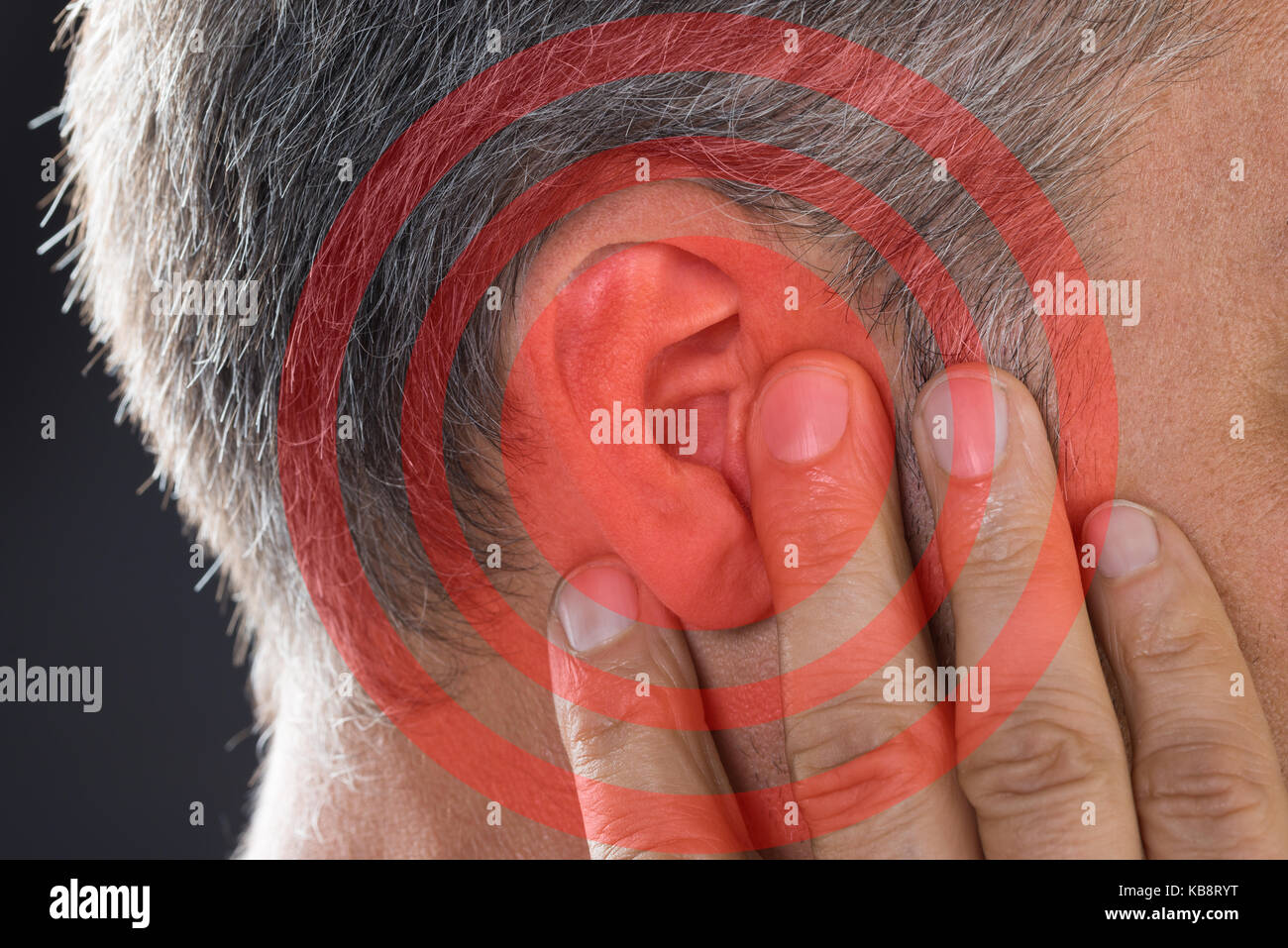 Nahaufnahme der Mann für Ohr mit Hand auf grauem Hintergrund Stockfoto