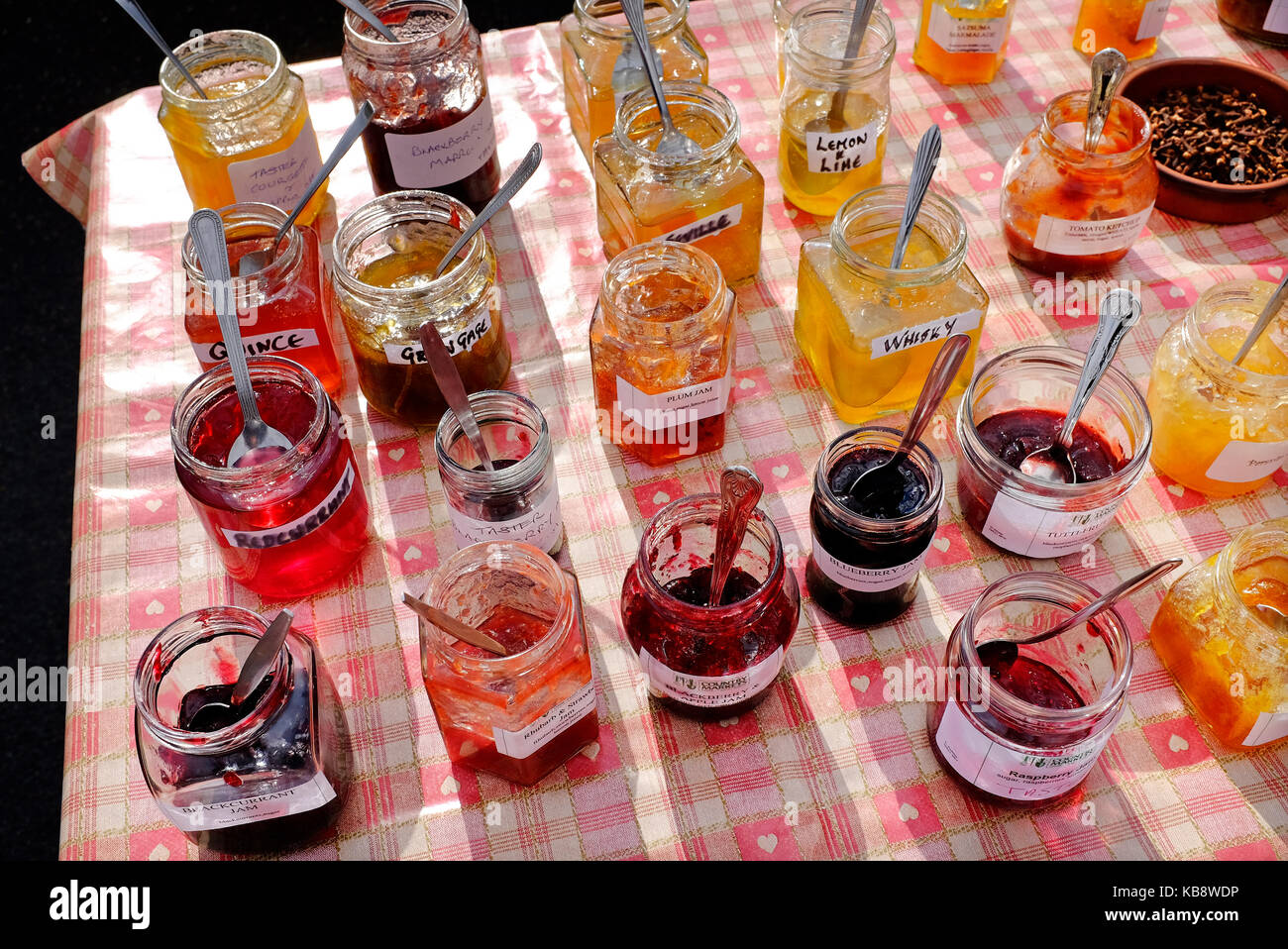 Auswahl der Verkoster Marmelade in Gläser Stockfoto