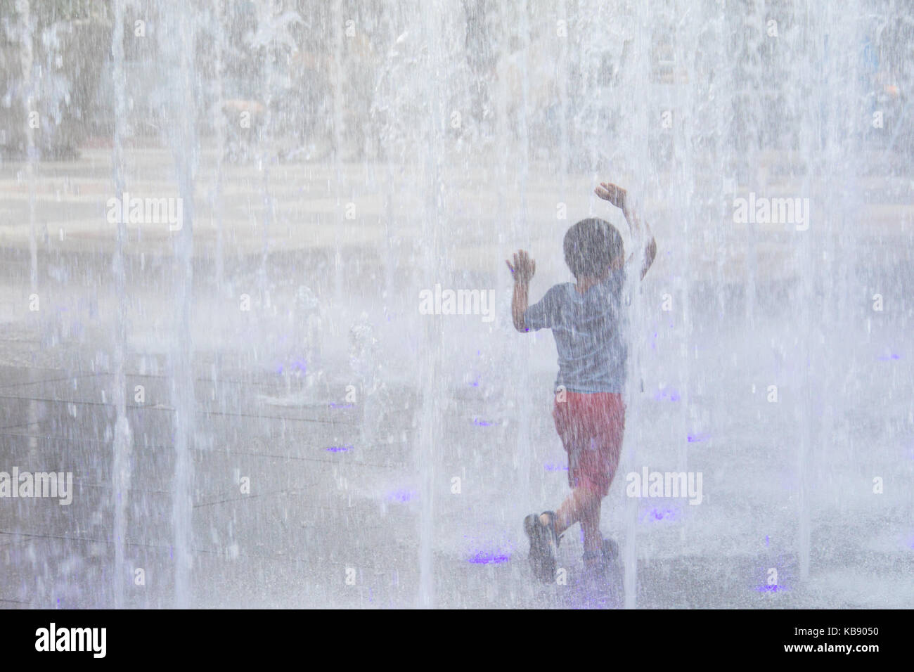 Kindern beim Spielen im Brunnen bei MassMutual Pittsbuergh, PPG, Pittsburgh, PA, USA Stockfoto