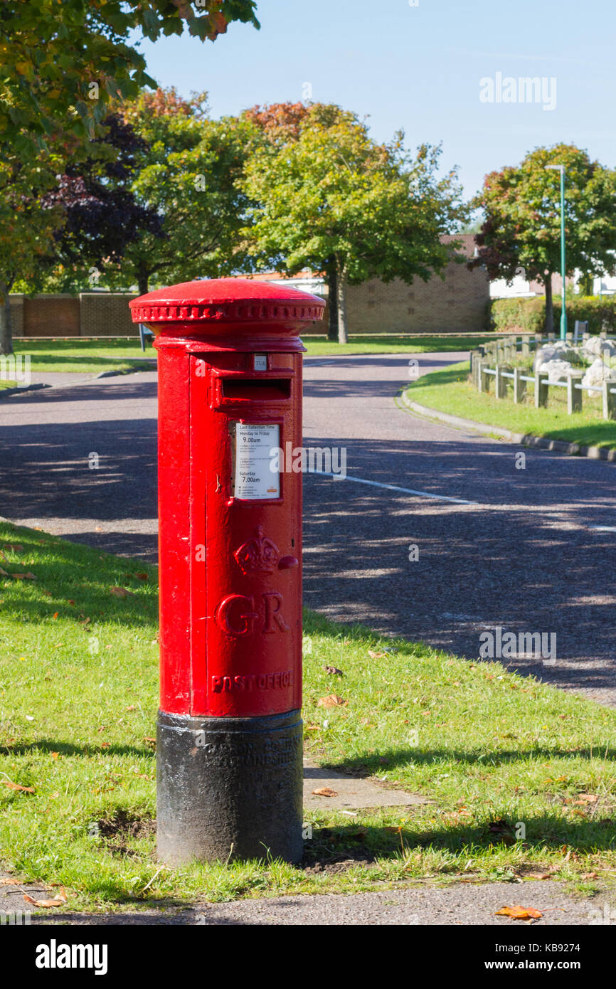 Englisch Royal Mail Post Sammelbox auf einer ruhigen Straße in Dorset, Großbritannien Stockfoto