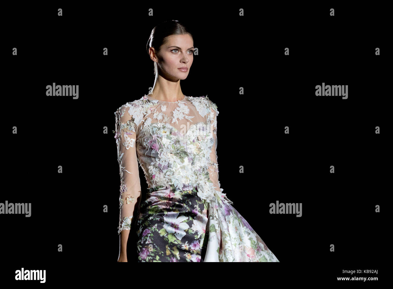 Brunette Modell in Hannibal Laguna Sammlung Mercedes-Benz Fashion Week 2017. Stockfoto