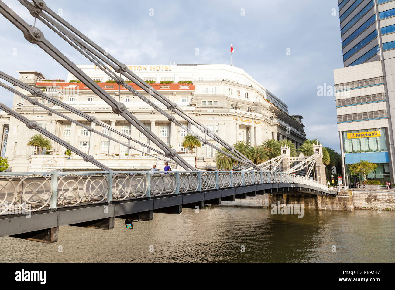 Singapur - September 6, 2017: Cavenagh Brücke über den Singapore River ist eine der ältesten Brücken und die einzige Schrägseilbrücke in Si Stockfoto