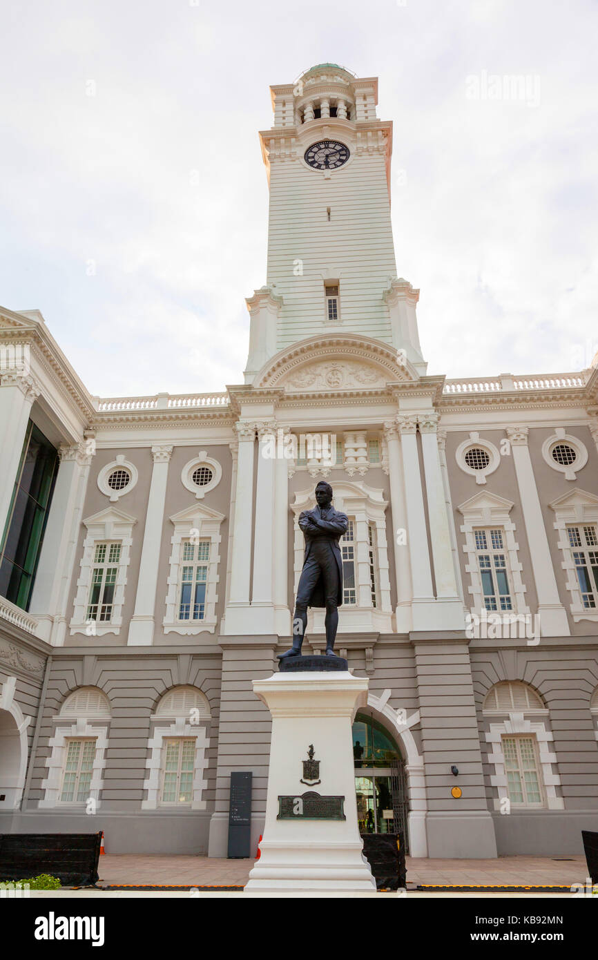 Singapur - 6. SEPTEMBER 2017: Die Victoria Theater- und Konzertsaal ist eines der wichtigsten historischen Gebäude in Singapur mit der Statue des Gründers Sta Stockfoto