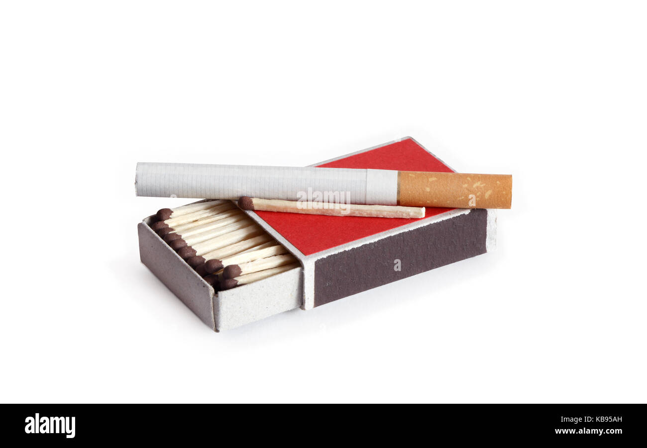 Zigarette liegen auf offenen Streichholzschachtel. auf Weiß mit Freistellungspfad isoliert Stockfoto