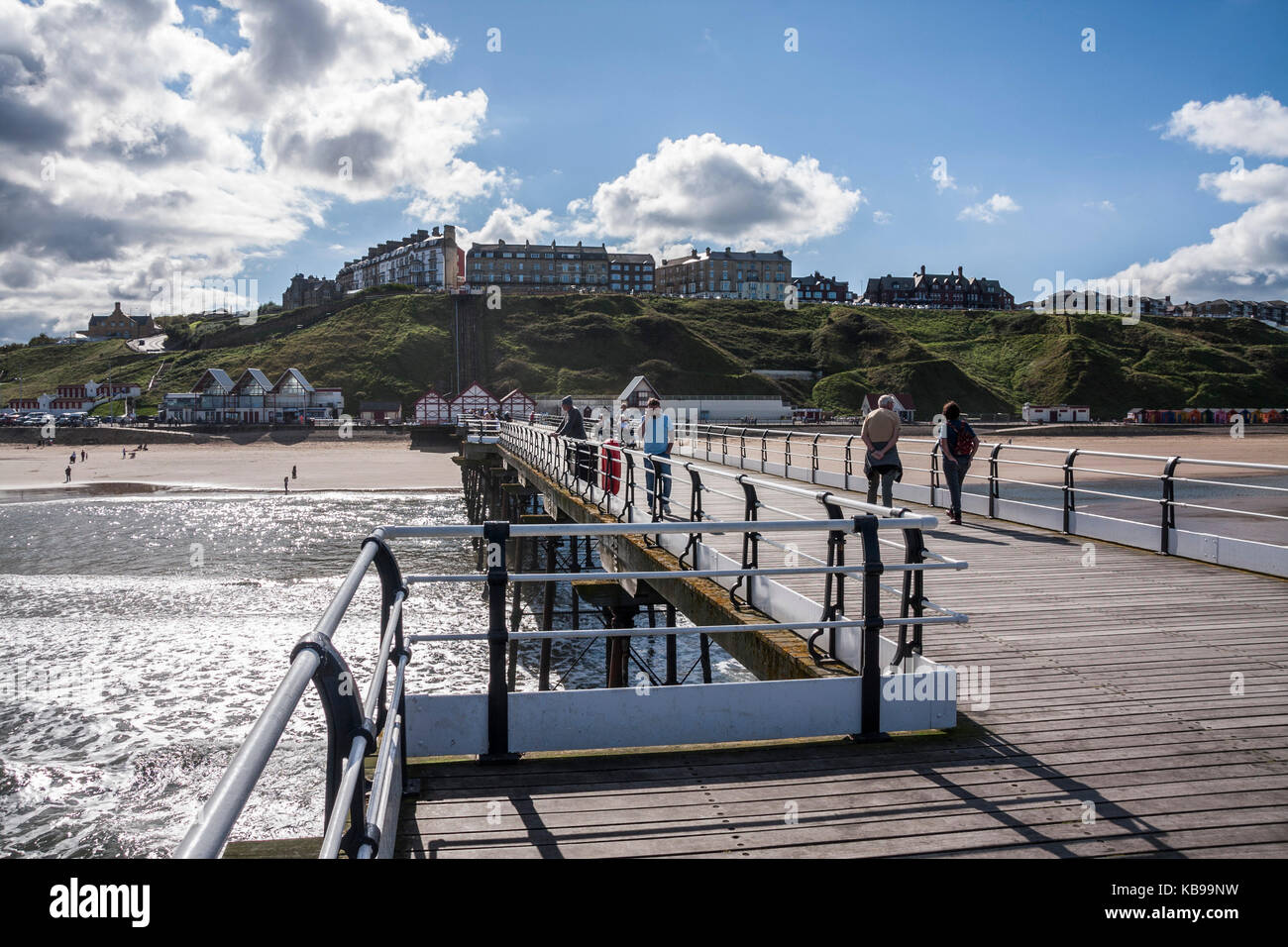 Ein Blick vom Pier der Klippen von Saltburn by the Sea, England, Großbritannien Stockfoto