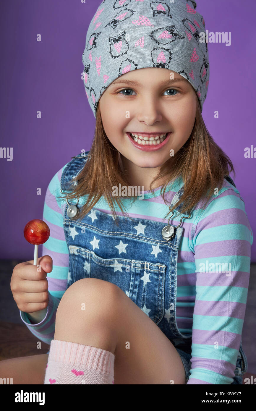 Schöne Mädchen isst Süßigkeiten. mode Portrait eines Mädchens, das Kind groß. Stockfoto